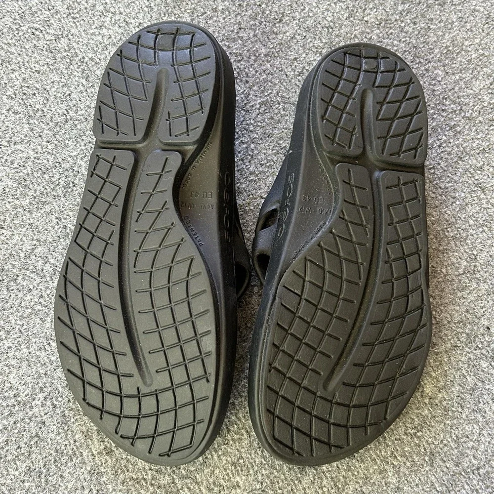 OOFOS Sandals Original  Mens 10 Women 12 EU 43 Black Thong Flip Flop Comfort